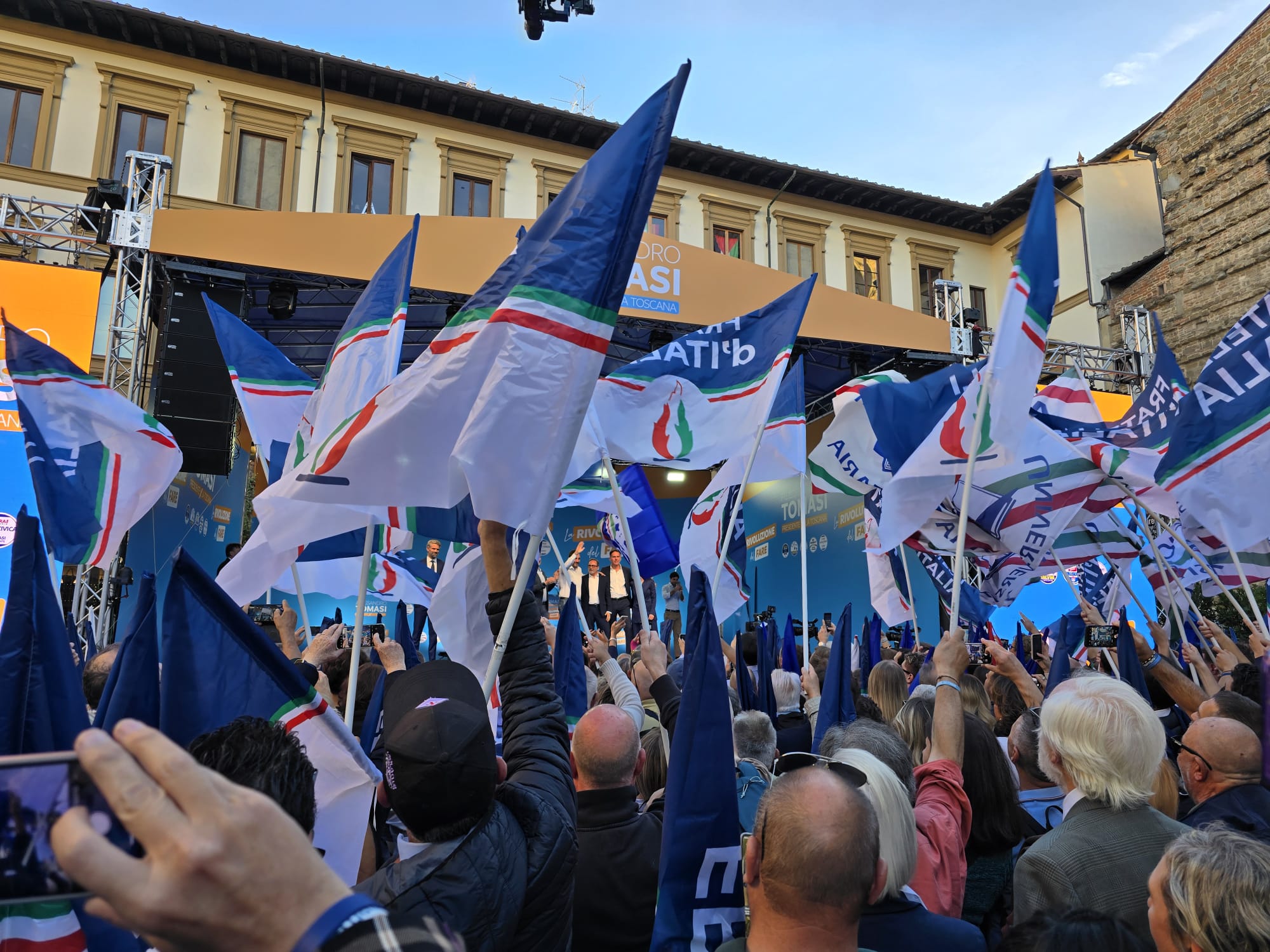 Bandiere di Fratelli d'Italia durante un evento pubblico